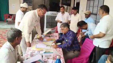 अनूपगढ़: अनूपगढ़ की कामरा धर्मशाला में आयोजित शिविर का आयुर्वेद विभाग के अतिरिक्त निदेशक डॉ. घमश्याम रामावत ने किया निरीक्षण