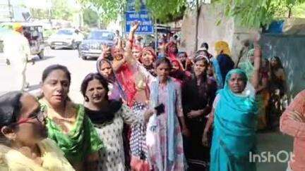 बरेली: पिपरिया गांव की महिलाओं ने शराब भट्टी हटाने की मांग को लेकर आबकारी कार्यालय में दिया ज्ञापन