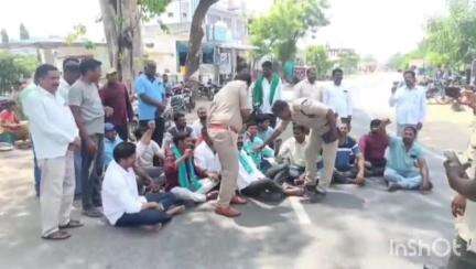 ఇల్లంతకుంట: వరి ధాన్యం కొనుగోలు చేయడం లేదని చందుర్తిలో రోడ్డెక్కిన రైతన్నలు