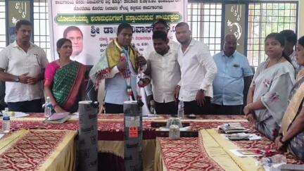 ಕೂಡ್ಲಿಗಿ: ಪಟ್ಟಣದಲ್ಲಿ ಗಂಗಾ ಕಲ್ಯಾಣ ಯೋಜನೆಯ ಪರಿಕರ ವಿತರಿಸಿದ ಶಾಸಕ ಶ್ರೀನಿವಾಸ್
