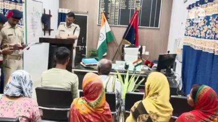 बगहा: बगहा में एसपी ने जनसुनवाई के दौरान लोगों की समस्याएं सुनीं