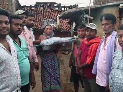 पोटका: बंगालीवासा गांव में अग्नि पीड़ित परिवार को सांसद विद्युत वरण महतो  ने दिया सहयोग, राहत सामग्री वितरित की गई