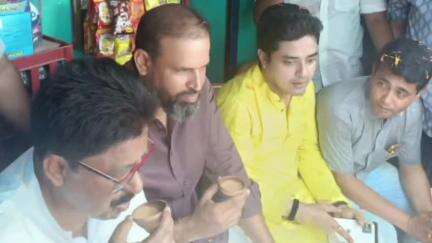 বেলডাঙা ১: বহরমপুরের সাংসদ ইউসুফ পাঠান   বেলডাঙ্গার দেবকুন্ডু এলাকায়  তৃণমূল কর্মী সমর্থকদের নিয়ে চা চক্রে অংশগ্রহণ করলেন,