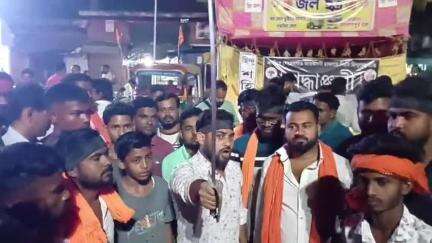 বলরামপুর: পেহেলগাঁওয়ে জঙ্গি হামলায় নিহত হিন্দুদের শ্রদ্ধাঞ্জলি জ্ঞাপন অনুষ্ঠানে তলোয়ার নিয়ে প্রতিবাদ বলরামপুরে