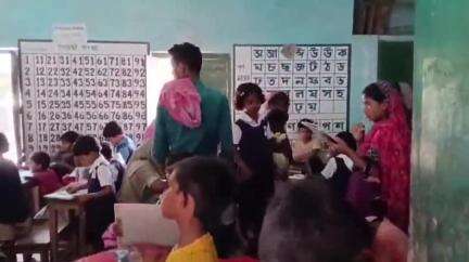 ডোমকল: ডোমকলের কুচিয়ামোড়া প্রাথমিক বিদ্যালয়ে অভিভাবিকারাই দিচ্ছেন পরীক্ষা, নেই প্রধান শিক্ষক
