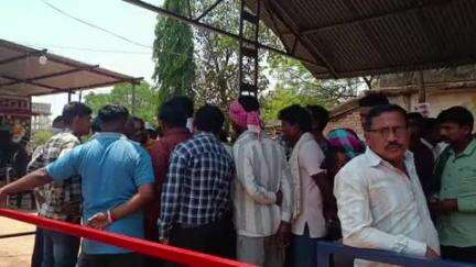 तिल्दा: खम्हरीया कोनारी के उप सरपंच ग्रामीणों के साथ गुरुवार को पहुंचे थाने, धमकी देने को लेकर एक पंच के खिलाफ की शिकायत