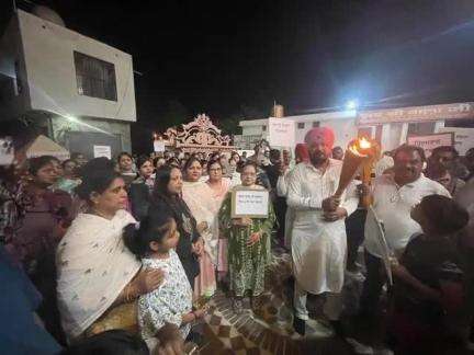 ਨਿਹਾਲ ਸਿੰਘਵਾਲਾ: ਨਿਹਾਲ ਸਿੰਘ ਵਾਲਾ: ਵਿੱਚ ਬੀਤੇ ਦਿਨੀ ਪਹਿਲਗਾਮ ਵਿੱਚ ਅੱਤਵਾਦੀਆਂ ਵਿੱਚ ਮਾਰੇ ਗਏ ਬੇਕਸੂਰ ਲੋਕਾਂ ਨੂੰ ਸ਼ਰਧਾਂਜਲੀ ਦੇਣ ਲਈ ਕੱਢਿਆ ਕੈਂਡਲ ਮਾਰਚ