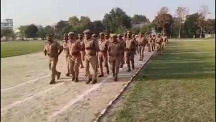 खलीलाबाद: एसपी सत्यजीत गुप्ता ने रिज़र्व पुलिस लाइन परेड ग्राउंड में शुक्रवार की साप्ताहिक परेड का निरीक्षण किया, दिए निर्देश
