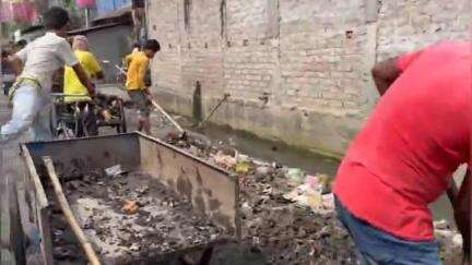 দিনহাটা ১: দিনহাটা শহরে নিষিদ্ধ পল্লীতে সাফাই অভিযান পৌরসভার, উপস্থিত ভাইস চেয়ারম্যান