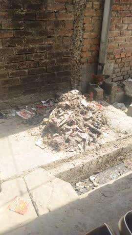 मोहल्ला राजा बिगहा रफीगंज में नली की सफाई होती है लेकिन जो कूड़ा नली से निकलता है उसे फेंका नहीं जाता है