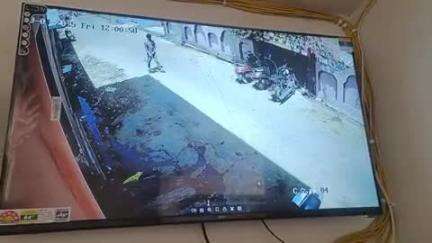 cctv footage में आ रहे उक्त चोर ने 18 तारीख को दिन के 12 बजे splender+ bike चोरी की है जिसका colour black+gray