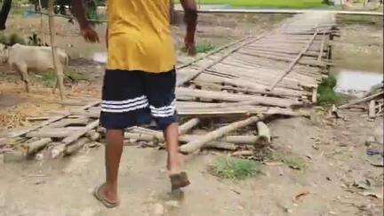 দিনহাটা ২: যাতায়াতের ভরসা বাঁশের 'জাকলা', পাকা সেতু চান বামনহাট ২ এর বাদলগিরের বাসিন্দারা #jansamasya