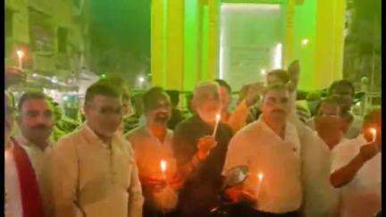 ललितपुर: पहलगाम में हुए आतंकवादी हमले के विरोध में ललितपुर में व्यापारियों ने कैंडल मार्च निकालकर दी श्रद्धांजलि