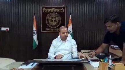 ज्ञानपुर: नवागत जिला अधिकारी शैलेश कुमार ने जनता दर्शन में समस्याएं सुनीं