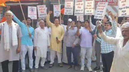 रोहतक: भिवानी स्टैंड पर राष्ट्रीय आर्य निर्मात्री सभा ने गांव में हुई घटना के विरोध में प्रदर्शन किया