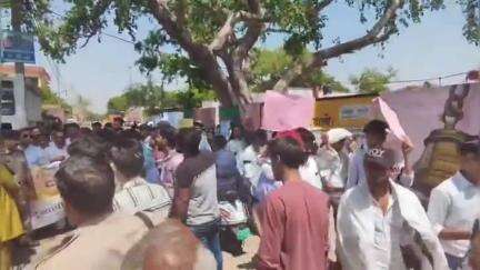 जलेसर: पहलगाम में निर्दोष लोगों की हत्या के विरोध में तहसील जलेसर पहुंचकर विश्व हिंदू परिषद ने पाकिस्तान का फूंका पुतला