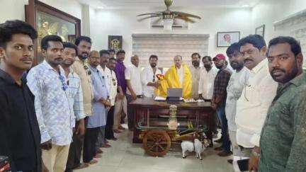 తుని.మార్కెట్ యార్డ్ కమిటీ చైర్మన్ మరియు వైస్ చైర్మన్ సభ్యులు. వివరాలు ఇవే
