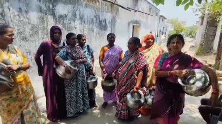బెల్లంపల్లి: బెల్లంపల్లి పట్టణం 6వ వార్డులో నేటి సమస్యను పరిష్కరించాలని  కాళీ బిందెలతో నిరసన చేసిన మహిళలు