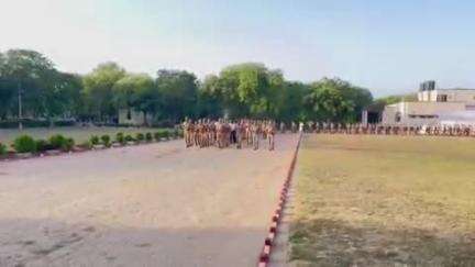 फिरोज़ाबाद: पुलिस लाइन परिसर में शारीरिक व मानसिक फिटनेस के लिए SSP ने पुलिस कर्मियों से कराई परेड और मॉक ड्रिल