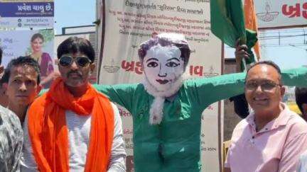 ડીસા: ડીસા બગીચા સર્કલ પાસે પાકિસ્તાન ધ્વજ સહિત આતંકવાદીના પુતળું સળગાવી હિંદુ ધર્મના લોકોએ વિરોધ પ્રદર્શન કરાયું