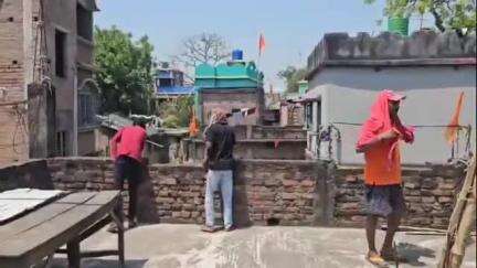 রামপুরহাট ১: রামপুরহাট পৌরসভার চার নম্বর ওয়ার্ডে এক ব্যক্তির বাড়িতে বোমা রাখার অভিযোগ দুষ্কৃতীদের বিরুদ্ধে