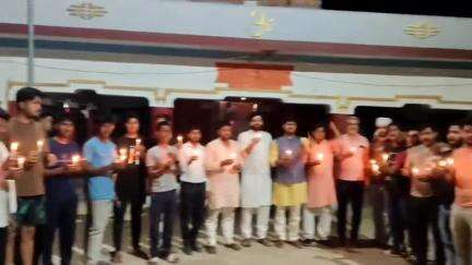 #अमेठी - दुर्गापुर अमेठी राष्ट्रीय राज्य मार्ग स्थित पीपरपुर बाजार में जम्मू-कश्मीर के पहलगाम में हुए आतंकी हमले में पर्यटकों के शहीद होने पर Infinite Wings के सीईओ अनुपम यादव जी के अगुवाई में आज युवा प्रबुद्ध एवं वरिष्ठ जनों के साथ