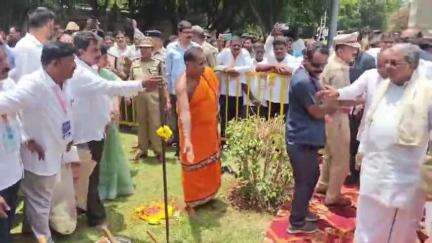 ಚಾಮರಾಜನಗರ: ನಗರದಲ್ಲಿ ಭಗೀರಥ, ವಾಲ್ಮೀಕಿ, ಕನಕದಾಸರ ಪುತ್ಥಳಿ ನಿರ್ಮಾಣಕ್ಕೆ ಶಂಕುಸ್ಥಾಪನೆ ಮಾಡಿದ ಸಿಎಂ ಸಿದ್ದರಾಮಯ್ಯ