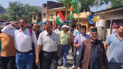 लडभड़ोल: पहलगाम आतंकी हमले के विरोध में लडभड़ोल में फूटा लोगों का गुस्सा, विशाल रोष रैली निकालकर की नारेबाज़ी