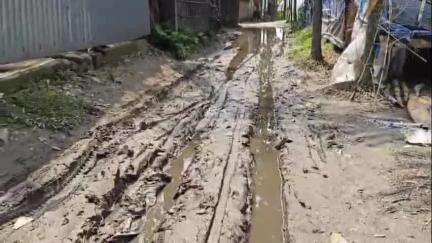 ময়নাগুড়ি: প্রাক্তন এবং বর্তমান পঞ্চায়েতের কাজিয়ার জেরে ব‍্যাংকান্দি এলাকায় রাস্তার কাজ আটকে, সমস্যায় এলাকাবাসী #jansamasya