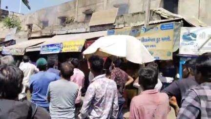 ડીસા: ડીસા વિ જે પટેલ શાકમાર્કેટની છટ પર આગ લાગતાં અફડાતફડી મચી લોકોના ટોળેટોળા ઘટનાસ્થળે ઉમટી પડ્યા