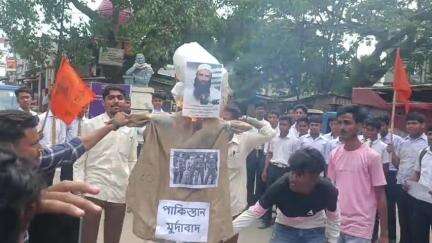 কৈলাশহর: জম্মু ও কাশ্মীরের ঘটনা নিয়ে কৈলাসহর থানার সামনে কুশপুতুল দাহ করে ABVP কৈলাসহর নগর শাখা