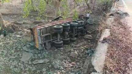 किनवट: इस्लापूर येथील हरण खरब खोलनाल्यावरील पुलावर दोन ट्रकच्या अपघातात एकाचा मृत्यू तर तिघे गंभीर जखमी