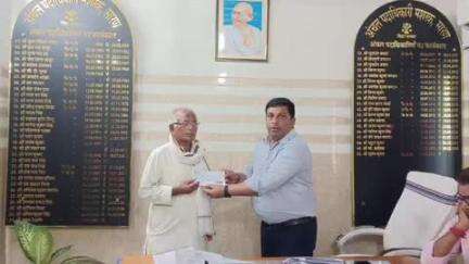 मशरक: अंचल कार्यालय परिसर में अग्निकांड पीड़ितों को सीओ ने मुआवजा चेक और तिरपाल सौंपा