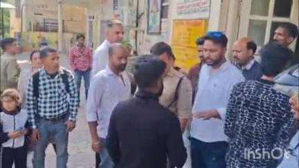 नैनीताल: मल्लीताल क्षेत्र में पर्यटकों की कार के टायर की चपेट में आने से 2 वर्षीय बच्चा चोटिल, परिजनों ने किया हंगामा