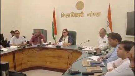 गोंडा: कलेक्ट्रेट सभागार में DM नेहा शर्मा ने जिला पर्यावरण व जिला गंगा समिति की मासिक समीक्षा बैठक की, दिए सख्त निर्देश
