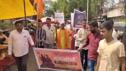 यावल: यावल येथे काश्मीर मधील पहलगाव येथील दहशतवादी हल्ल्याच्या निषेधार्थ मूक मोर्चा,व्यवसायीकांकडून स्वंयपुर्तीने बंद.
