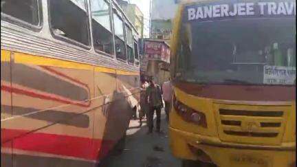 বর্ধমান ১: বিবেকানন্দ কলেজ মোড়ে স্কুল বাসের সঙ্গে যাত্রীবাহী বাসের মুখোমুখি সংঘর্ষ,ঘটনায় বেশ কয়েকজন যাত্রী জখম