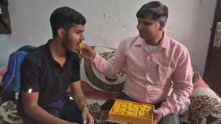 फिरोज़ाबाद: यूपी बोर्ड की परीक्षा परिणाम में छात्रा अंजलि यादव ने हाईस्कूल में और छात्र नवीन कुमार ने इंटरमीडिएट में किया जिला टॉप