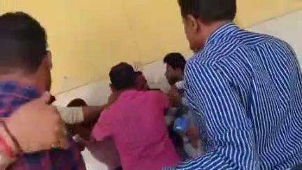 बदायूं: उझानी कस्बे के सामुदायिक स्वास्थ्य केंद्र में कंप्यूटर ऑपरेटर ने परिजनों के साथ मिलकर वार्डब्वॉय को लात-घूंसों से पीटा