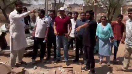 कवर्धा: कवर्धा में कलेक्टर गोपाल वर्मा और नगर पालिका अध्यक्ष ने घर-घर जाकर सड़क निर्माण कार्य में सहयोग करने का किया आग्रह