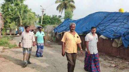 தேன்கனிகோட்டை: பி.புதூர் வனப்பகுதியில் ஆடு மேய்க்க சென்ற பெண் அரை நிர்வாண நிலையில் சடலமாக மீட்பு- சாவில் மர்மம் இருப்பதாக புகார்