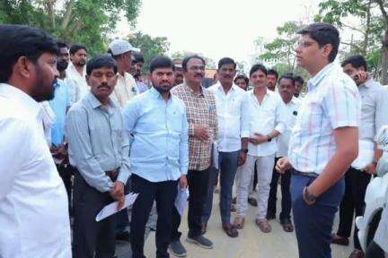 గాంధారి: గాందారిలో వరి ధాన్యం కొనుగోలు కేంద్రాన్ని పరిశిలీంచిన జిల్లా కలెక్టర్ అశిష్ సంగ్వాన్