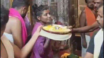 तुळजापूर: भारतीय क्रिकेटपटू राजेश्वरी गायकवाड तुळजाभवानी देवींच्या चरणी लीन, सहकुटुंब घेतले दर्शन