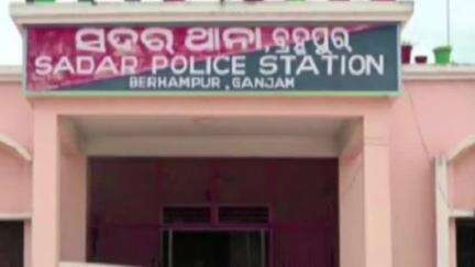 ଦିଗପହଣ୍ଡି: ଗଞ୍ଜାମ ଜିଲ୍ଲା କୁକୁଡାଖଣ୍ଡି ଅକୁଂଶପୁର ଠାରେ ମେକ୍ସପିକାପ ମୋଟରସାଇକେଲ ଧକ୍କା ଜଣେ ମୃତ ଜଣେ ଗୁରୁତର  ।