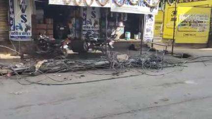 मनोहरथाना: मनोहर थाना कस्बे के अकलेरा रोड पर ट्रक से उलझे विद्युत तार, एक विद्युत पोल गिरा और एक क्षतिग्रस्त हुआ