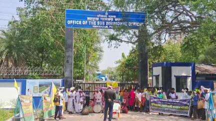 মানবাজার ১: বান্দোয়ান একলব্য মডেল স্কুল খোলার দাবিতে মানবাজার মহকুমা শাসকের দপ্তরের সামনে বিক্ষোভ আদিবাসীদের #jansamasya