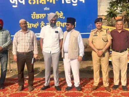 ਮਲੇਰਕੋਟਲਾ: ਪੁਲਿਸ ਪ੍ਰਸ਼ਾਸਨ ਅਤੇ ਸਿਵਲ ਪ੍ਰਸ਼ਾਸਨ ਨੇ ਮਿਲ ਕੇ ਨਸ਼ਿਆਂ ਵਿਰੁੱਧ ਜਾਗਰੂਕਤਾ ਰੈਲੀ ਕੱਢੀ ਜਿਸ ਵਿੱਚ ਐਮਐਲਏ ਮਲੇਰਕੋਟਲਾ ਵੀ ਪਹੁੰਚੇ