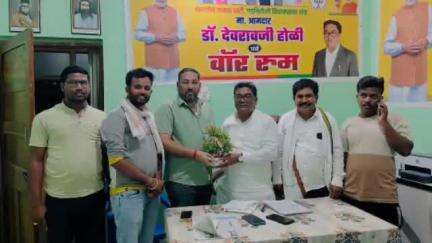 चामोर्शी: पक्ष कार्यालयात राष्ट्रवादी काँग्रेसचे प्रदेश संघटन सचिव लौकिक भिवापुरे यांनी माजी आमदार होळी यांचे केले अभिनंदन