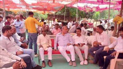 હાલોલ: વરસડા ગામે યોજાયેલા સામાજિક પ્રસંગમાં ધારાસભ્ય અને પૂર્વ રાજ્યમંત્રી જયદ્રથસિંહજી પરમાર સહિત અનેક મહાનુભવો ઉપસ્થિત રહ્યા