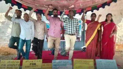 భిక్కనూర్: కాంట్రాక్ట్ అధ్యాపకుల సమస్యల్ని ప్రభుత్వం పరిష్కరించాలని కాంట్రాక్ట్ అధ్యాపకులు బిక్కనూరులో నిరవధిక సమ్మె